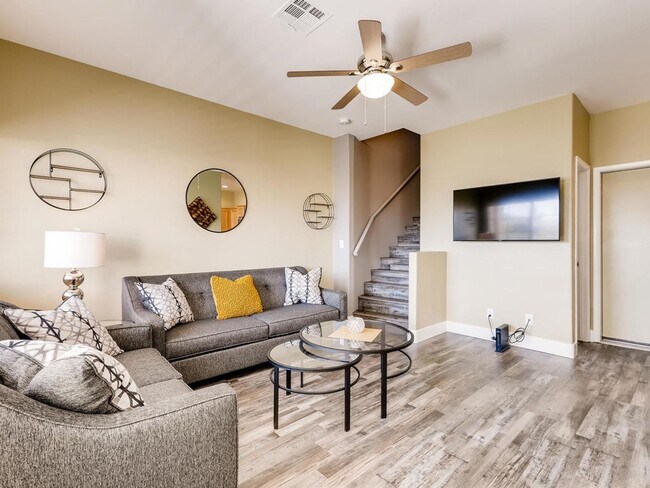 Building Photo - **SHORT TERM GATED LUXURY RENTAL** 3BDRM *2.5 BATH* 2 CAR GARAGE