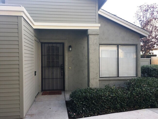 Building Photo - Updated End Unit 3 Bedroom Townhome