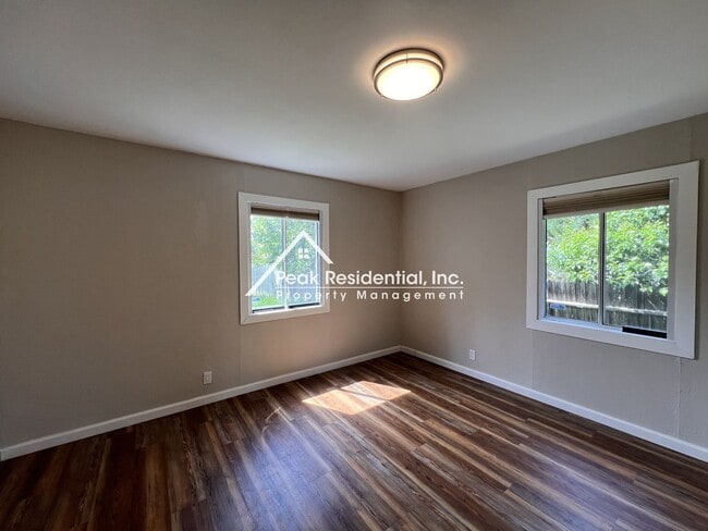 Building Photo - Updated Sacramento 2bd/1ba House Near UCD!