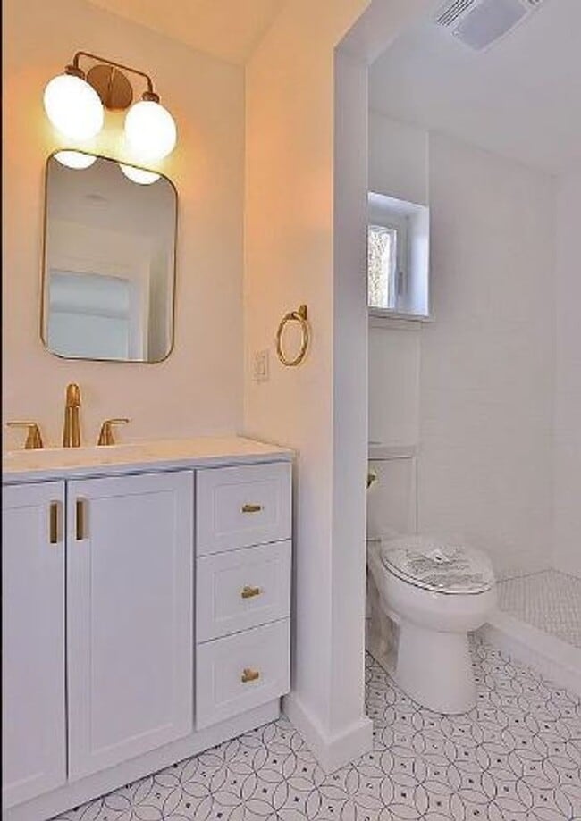 Building Photo - Style, comfort, & convenience---perfectly packaged!