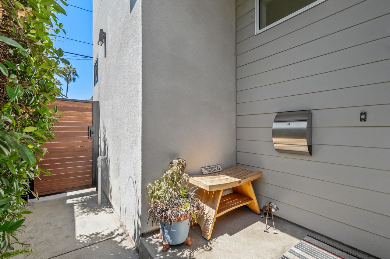 Building Photo - 3623 1/2 S Centinela Ave