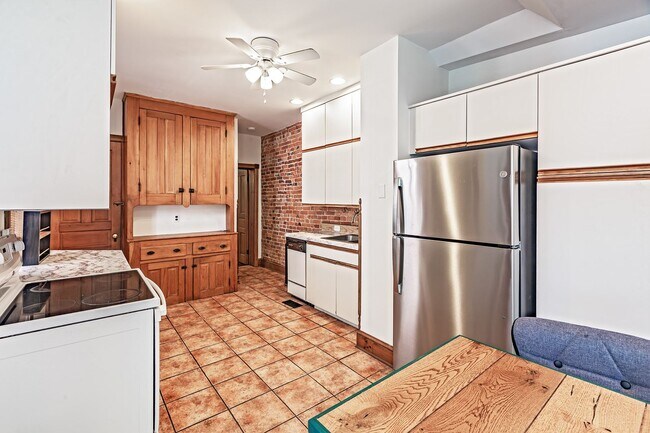Building Photo - 1018 Wawaset St
