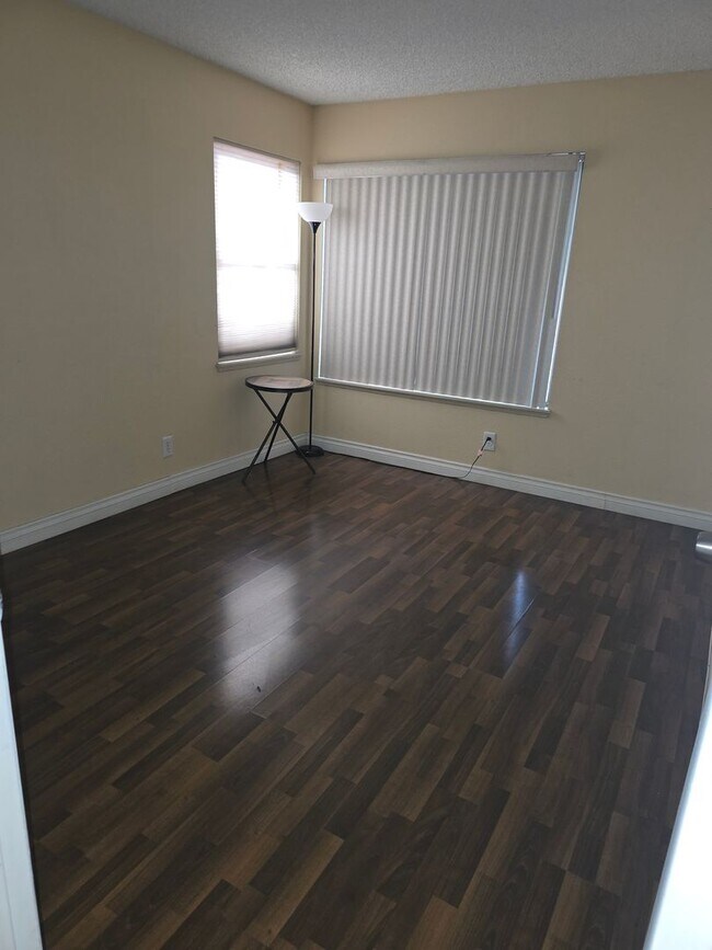 Building Photo - Beautiful 4 bed/ 3 bath POOL Home For Rent