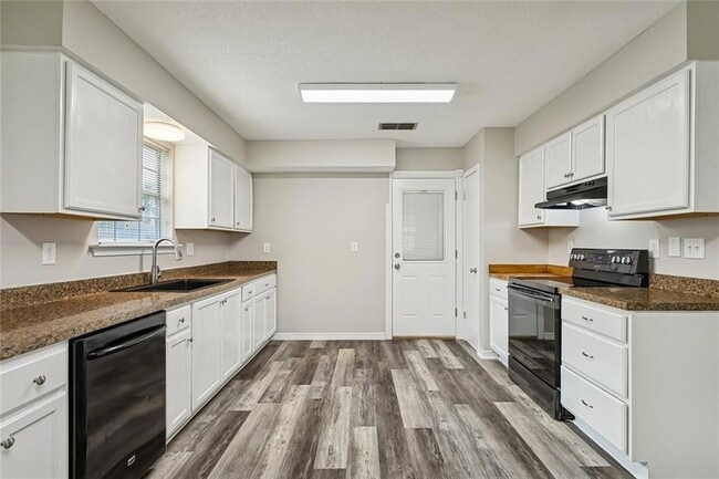 Building Photo - 406 Pine Shadows Dr