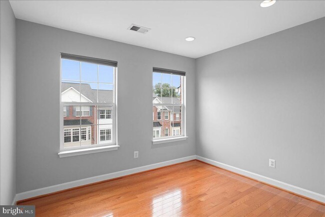 Building Photo - 6350 Regal Oak Dr