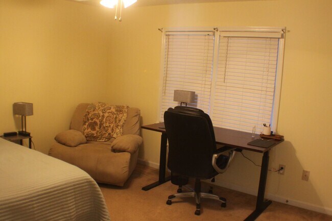 Building Photo - 2 Bedroom Apartments/Townhomes in Five Poi...