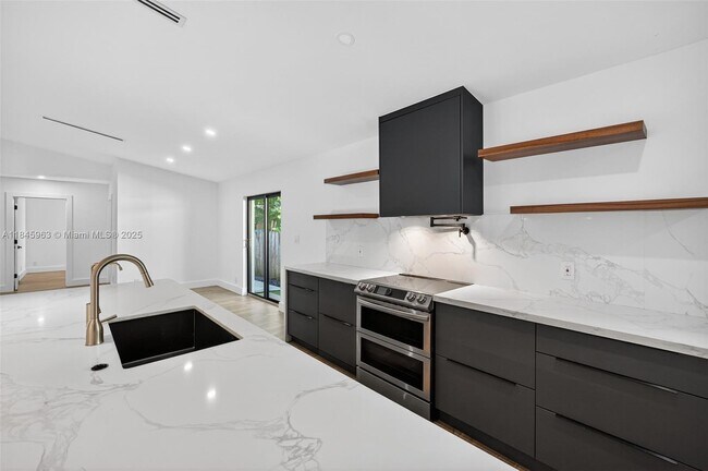 Building Photo - 1511 SW 30th Pl