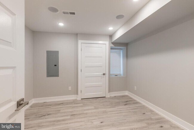 Building Photo - 2550 N Howard St