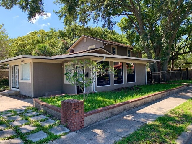 Primary Photo - Spacious Winter Park Village area house fo...