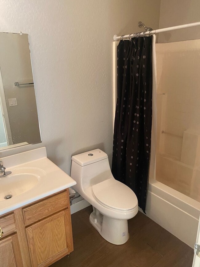 Building Photo - 3 bed 2 bath