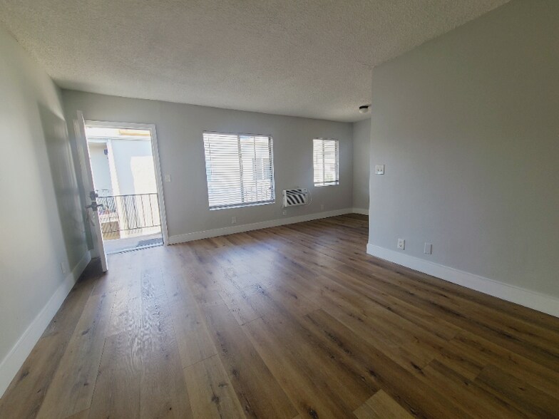 Building Photo - 13425 Vanowen St