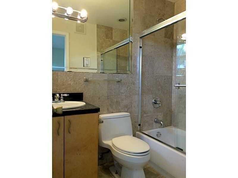 Building Photo - 728 NE 13th Ct
