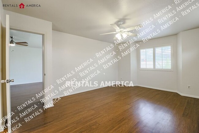 Building Photo - Updated & Lovely 2 Bed 2 Bath w/  2 Car Ga...