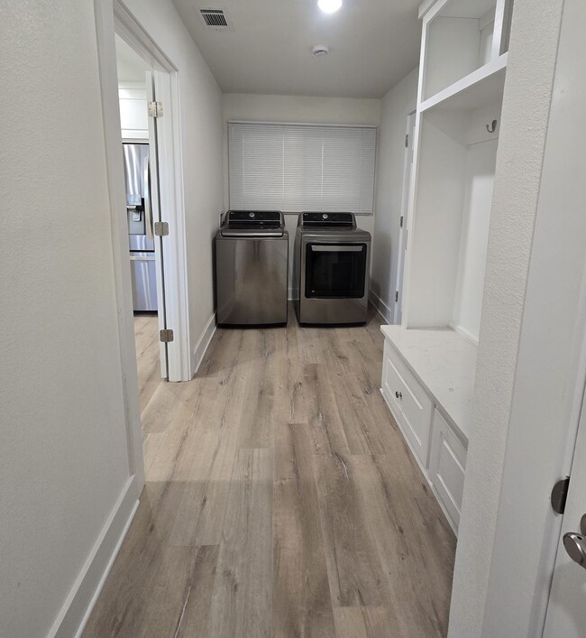 Building Photo - Spacious 3/2/2 - Newly remodeled Kitchen a...