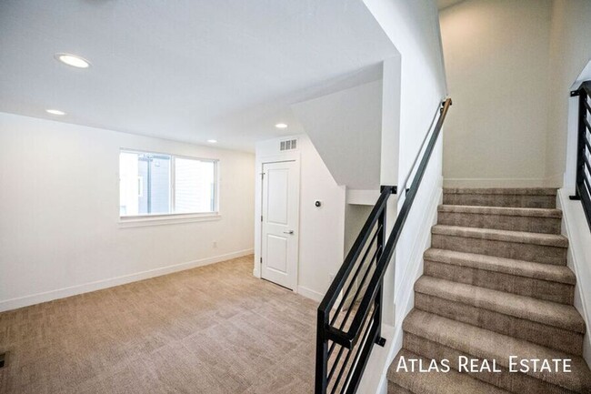 Building Photo - 2 Bed 2.5 Bath Condo in the Heart of LoHi ...