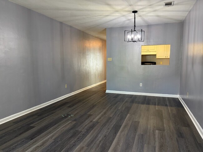 Building Photo - 902 Tomahawk Ct