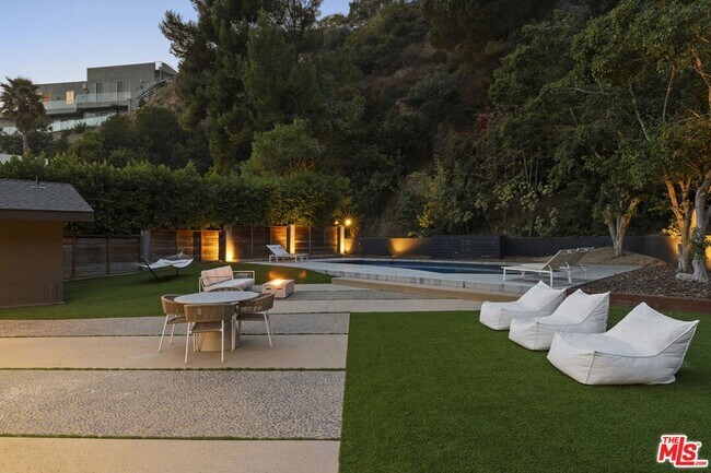 Building Photo - 9289 Swallow Dr