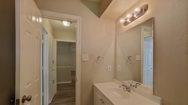 Building Photo - MOVE IN READY