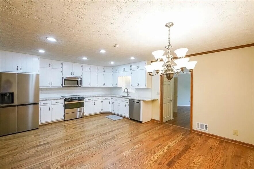 Building Photo - Room in Single Family Home on Azalea Dr