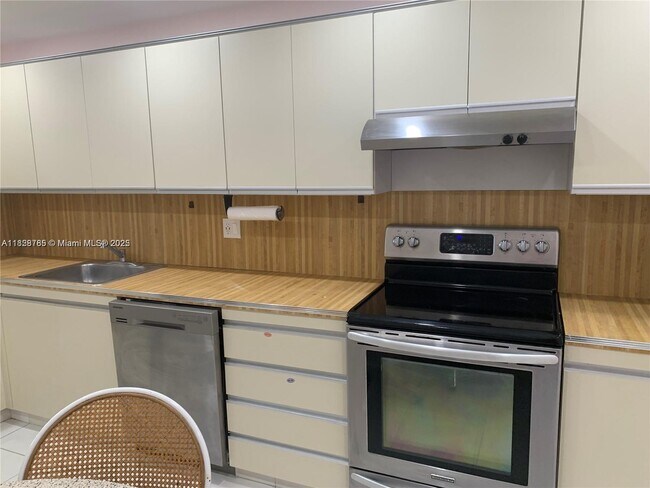 Building Photo - 2500 Parkview Dr