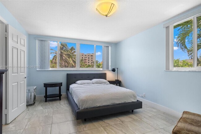 Building Photo - 311 N Surf Rd