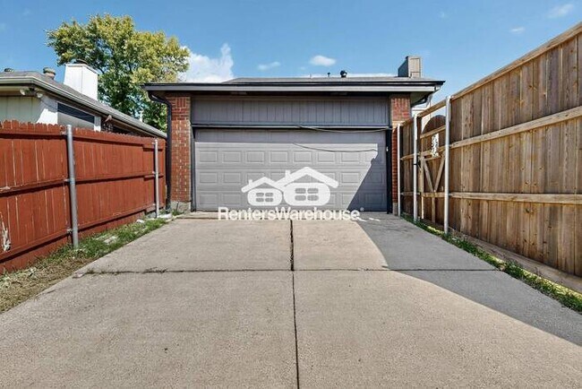 Building Photo - MOVE IN READY Rare Carrollton Home