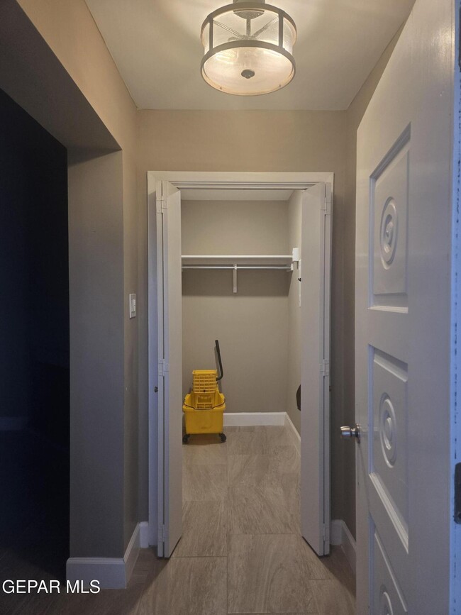 Building Photo - 15000 Ashford St