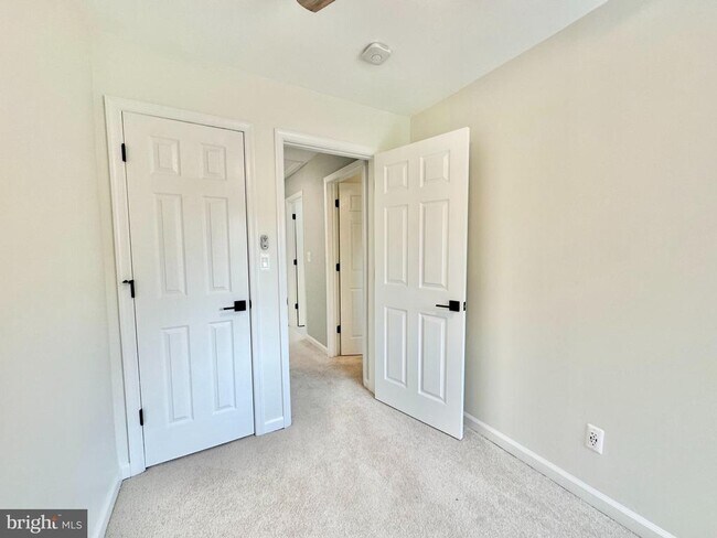 Building Photo - 1010 Bashford Ln