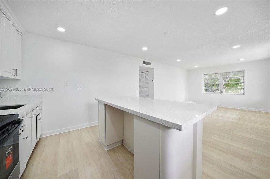 Building Photo - 6211 SW 37th St