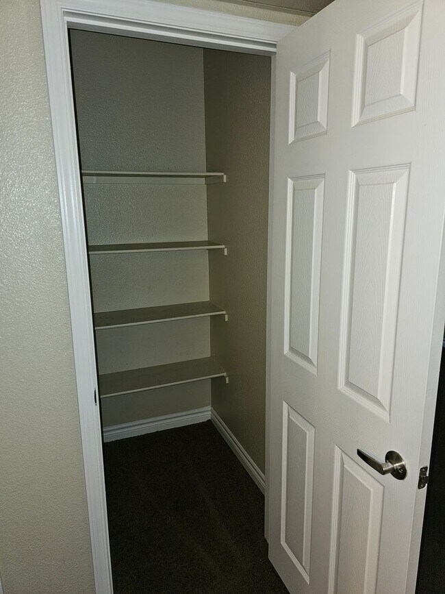 Building Photo - 2 Bedroom Condo located at Bella Vita!!