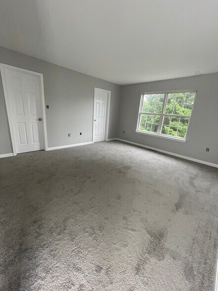 Master Bedroom - 106 Fawn Rdg N
