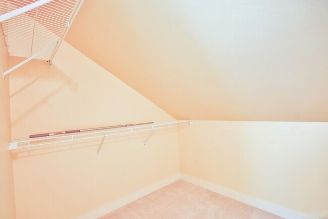 Building Photo - Lovely Cottage Home and Property Located in The Highlands in Langley!