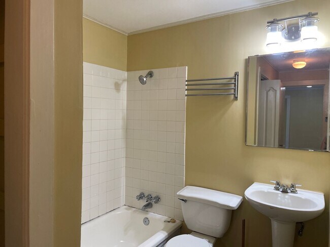 Building Photo - 2 Bed, 1 Bath Apartment