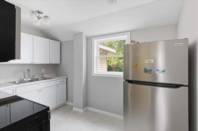 Building Photo - Gorgeous 5BR Home with Multi-Level Living, Storage Loft, and 7 Parking Spaces