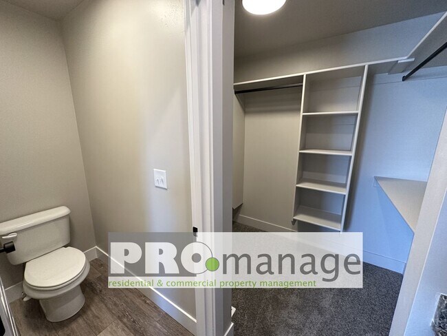 Building Photo - 3 Bed, 2.5 Bath Townhome w/ 2-Car Garage - NEAR NEW - Ammon