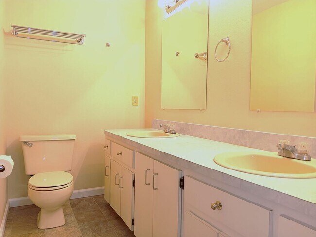 Building Photo - 2/1 bungalow in north St Pete