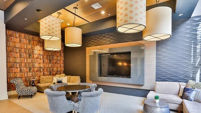 Building Photo - 2625 E Camelback Rd