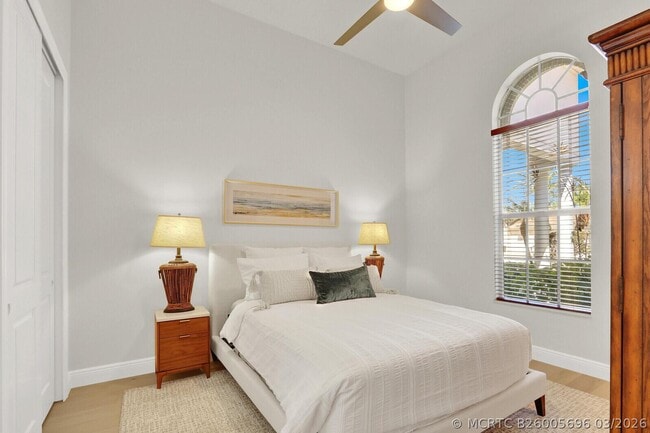 Building Photo - 528 Les Jardin Dr