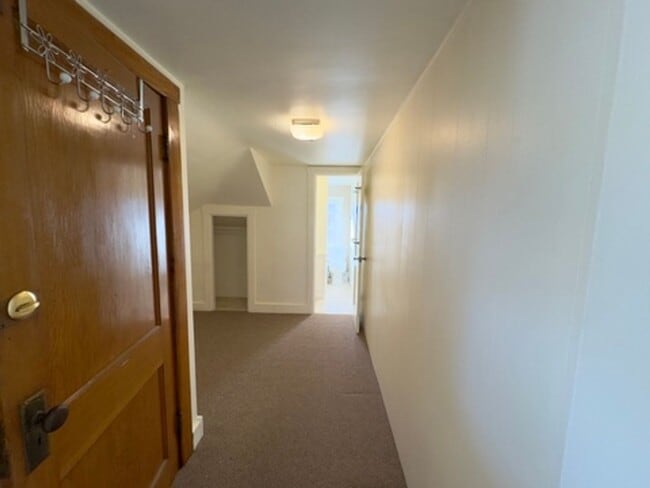 Building Photo - Charming studio apartment for rent! - All utilities included except Electric - 1121-A Shenandoah st.