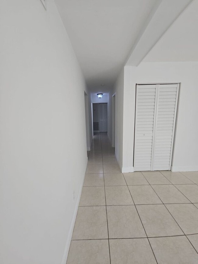 Building Photo - LABOR DAY SPECIAL Great Renovated 3/1 |  Q...