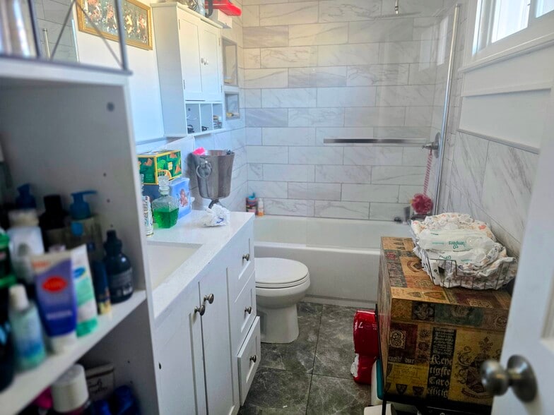 Building Photo - 19 Rossmore Pl