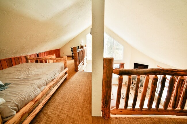 Building Photo - Cabin on Peak 7! 2bed plus loft!  Hot tub!