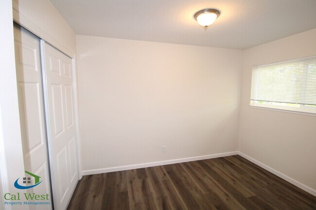 Building Photo - $2795 - 2 Bed 1.5 Remodeled 2 Story Towhn Home Near Keily and Saratoga