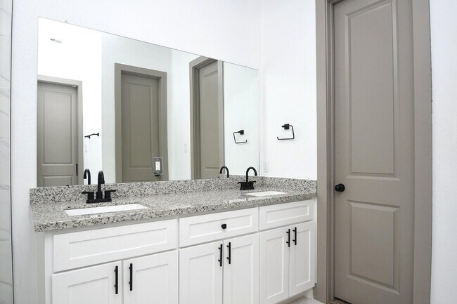 Building Photo - 5901 Crest Ct