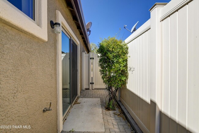 Building Photo - 915 Gail Gardner Way