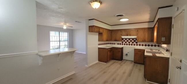 Building Photo - Gorgeous 3 bedroom/1.5 bath home with cove...