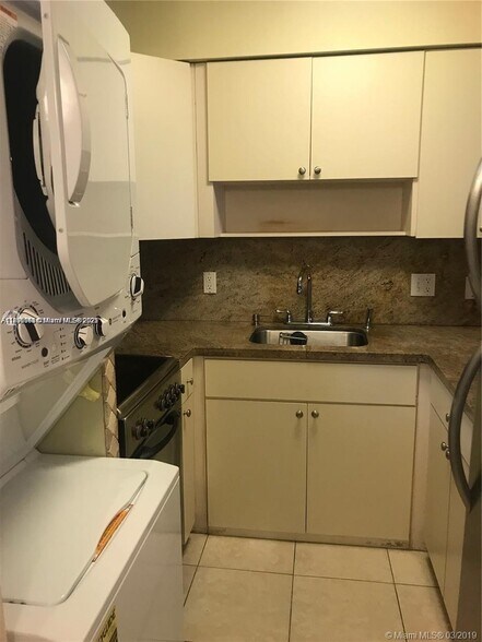 Building Photo - 134 SW 7th Ave