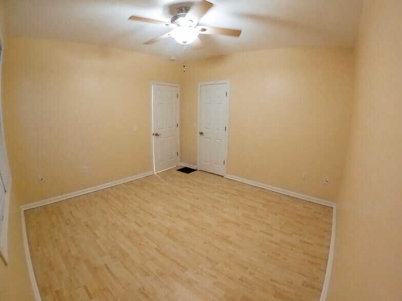 Master bedroom - 330 Demain Ave