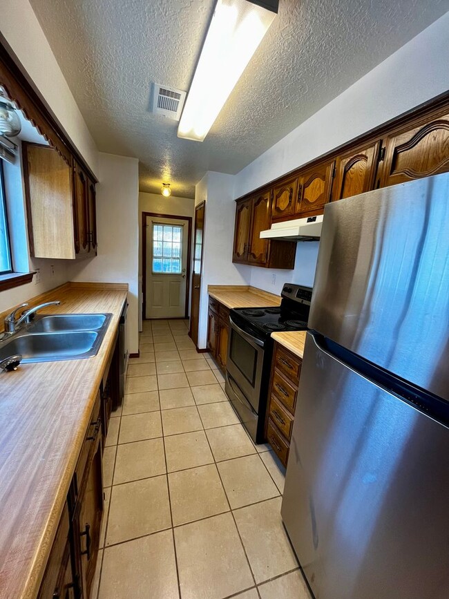 Building Photo - Cozy 3 bedroom 2 bathroom Home Located in ...