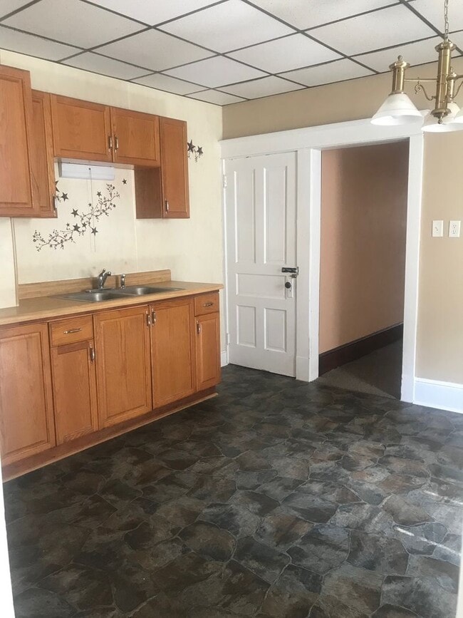 Building Photo - 3 bedroom 1.5 bathroom